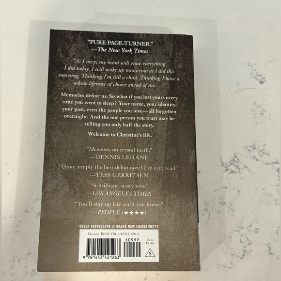 S.J. Watson Before I Go To Sleep book - Picture 2 of 2